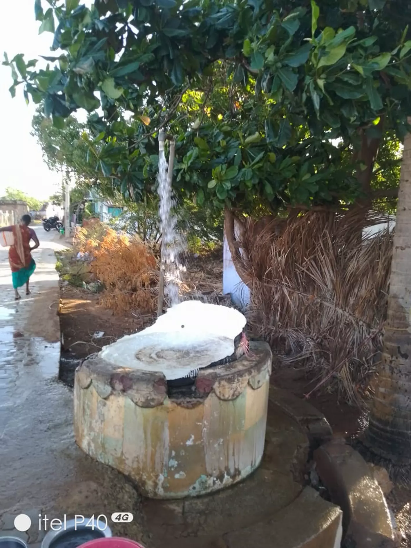 சேதமடைந்த தொட்டியால் வீணாகும் குடிநீர்