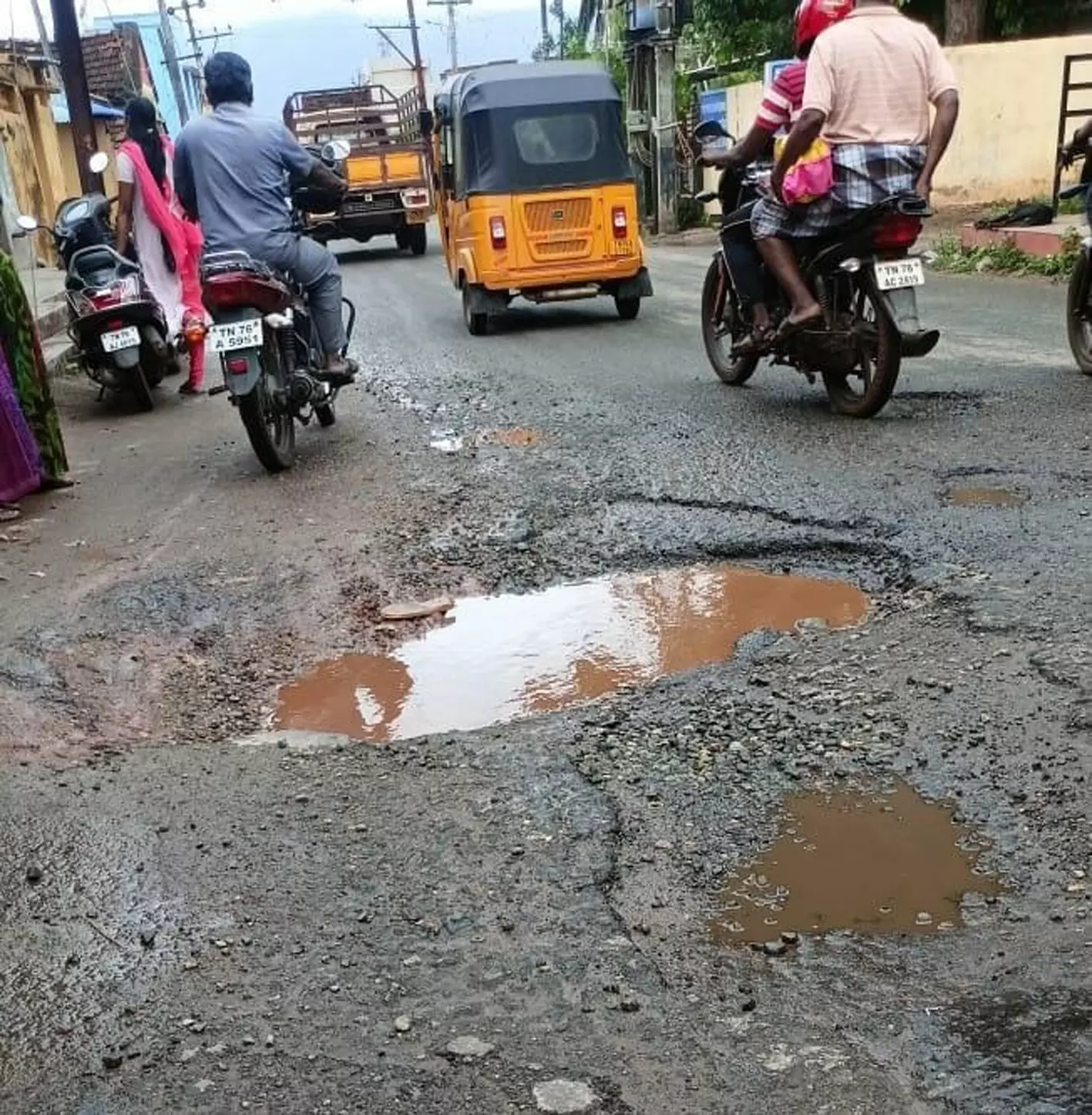 குண்டும் குழியுமான சாலை