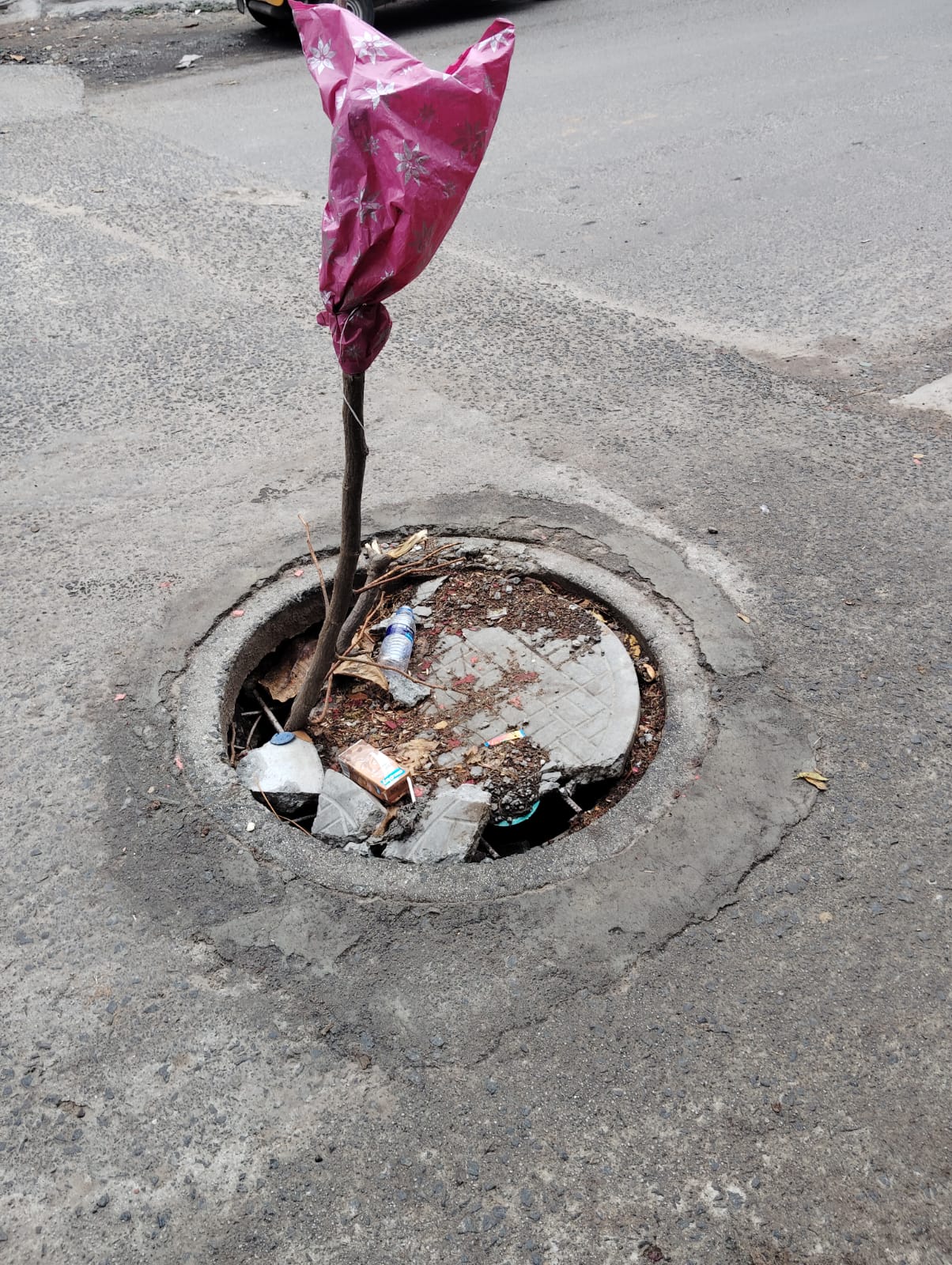 கழிவுநீர் கால்வாய் மூடிசேதம்