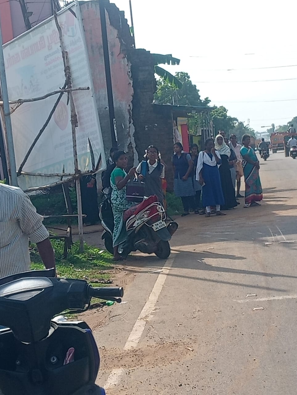 பஸ் நிழற்குடை வேண்டும்