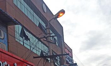 பகலிலும் ஒளிரும் மின்விளக்குகள்