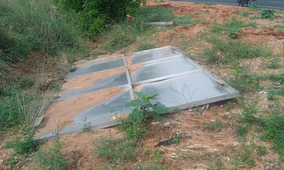 கீழே கிடக்கும் இரும்பு பதாகை