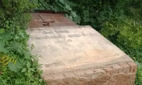 சரிந்து கீழே கிடக்கும் மின்சார பெட்டி சரிந்து கீழே கிடக்கும் மின்சார பெட்டி