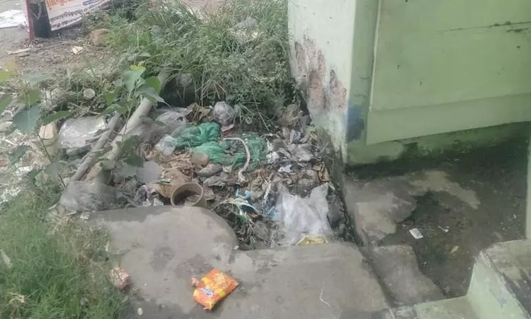 சாக்கடையில் குப்பைகள்