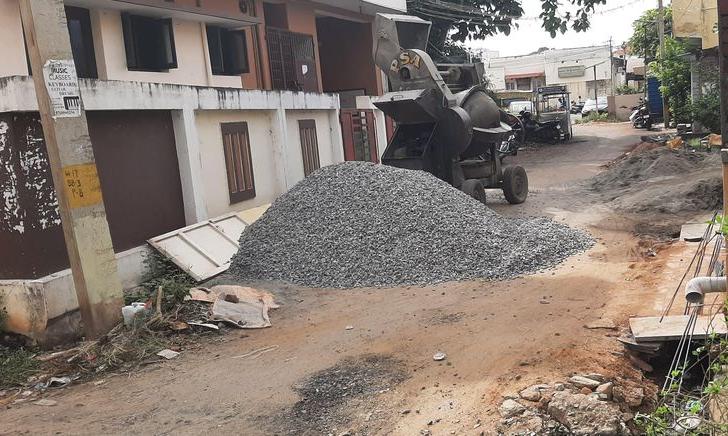 பாதையில் கொட்டப்படும் ஜல்லிக்கற்கள் பாதையில் கொட்டப்படும் ஜல்லிக்கற்கள்