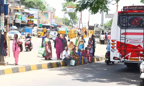 நிழற்குடை இல்லாததால் பயணிகள் அவதி நிழற்குடை இல்லாததால் பயணிகள் அவதி