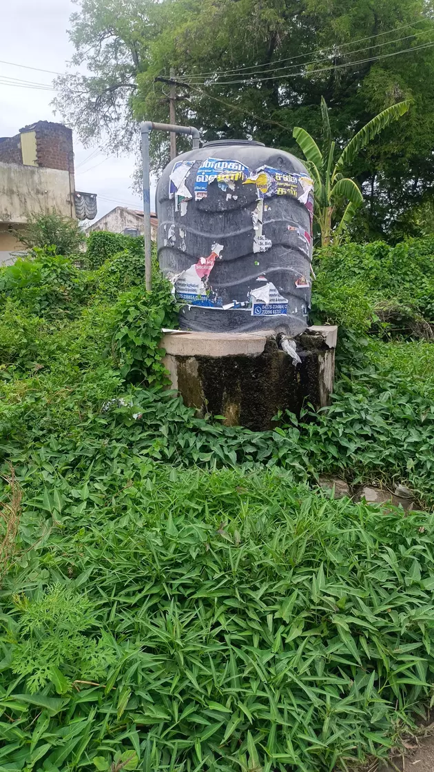புதர் சூழ்ந்த குடிநீர் தொட்டி