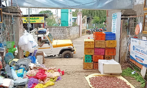 நடைபாதையில் ஆக்கிரமிப்பு நடைபாதையில் ஆக்கிரமிப்பு