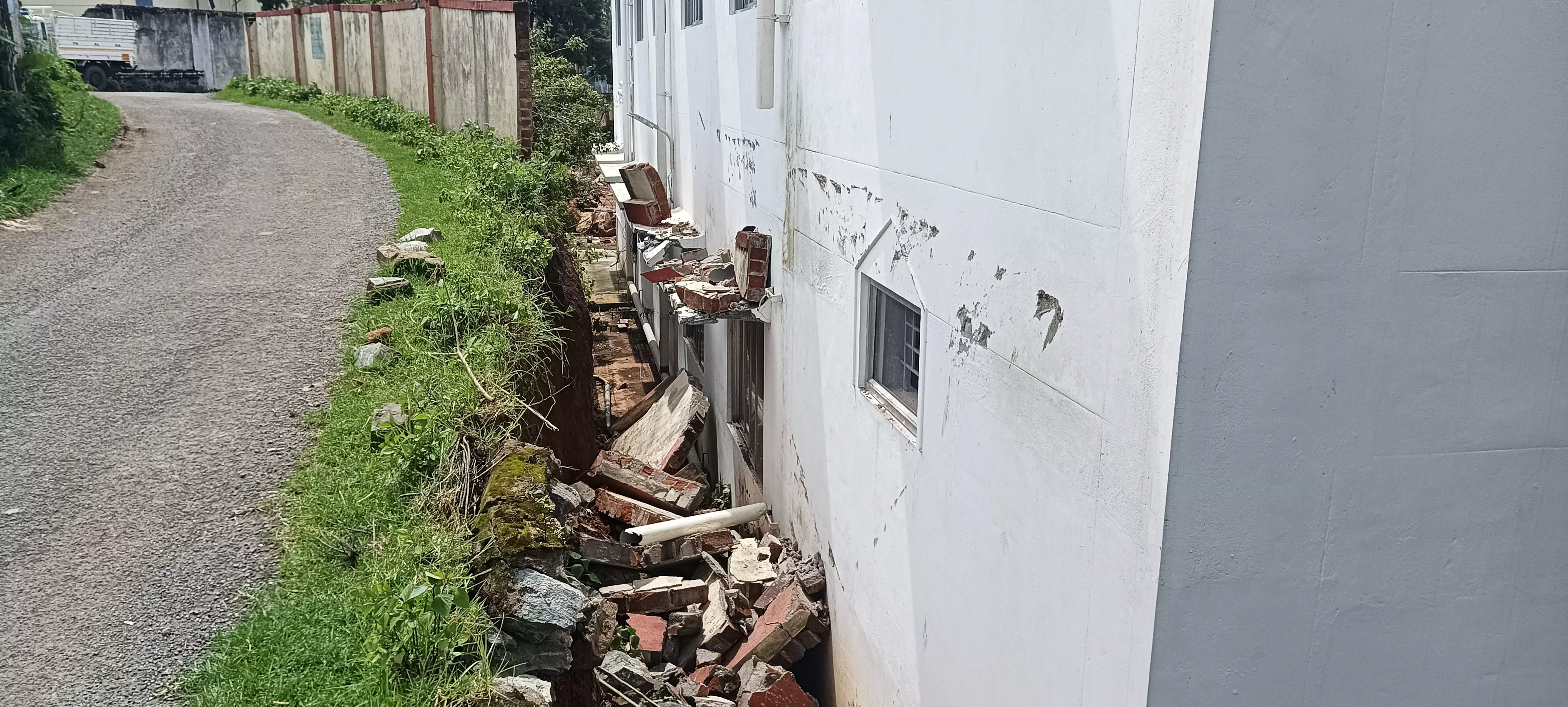 பாதியில் நிற்கும் பணி பாதியில் நிற்கும் பணி