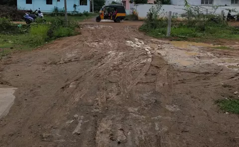 குண்டும்,குழியுமான சாலை குண்டும்,குழியுமான சாலை