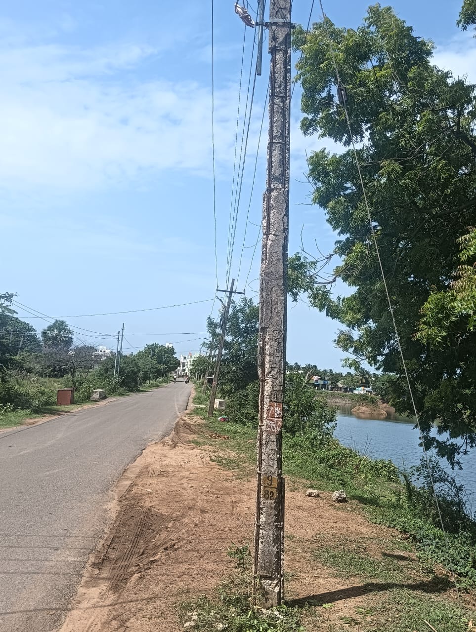 சேதம் அடைந்த மின்கம்பம்