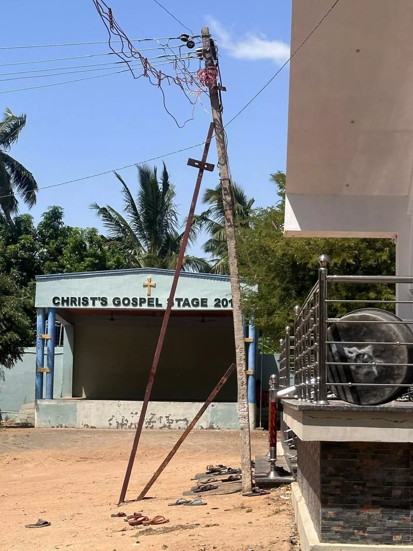 ஆபத்தான மின்கம்பம் ஆபத்தான மின்கம்பம்