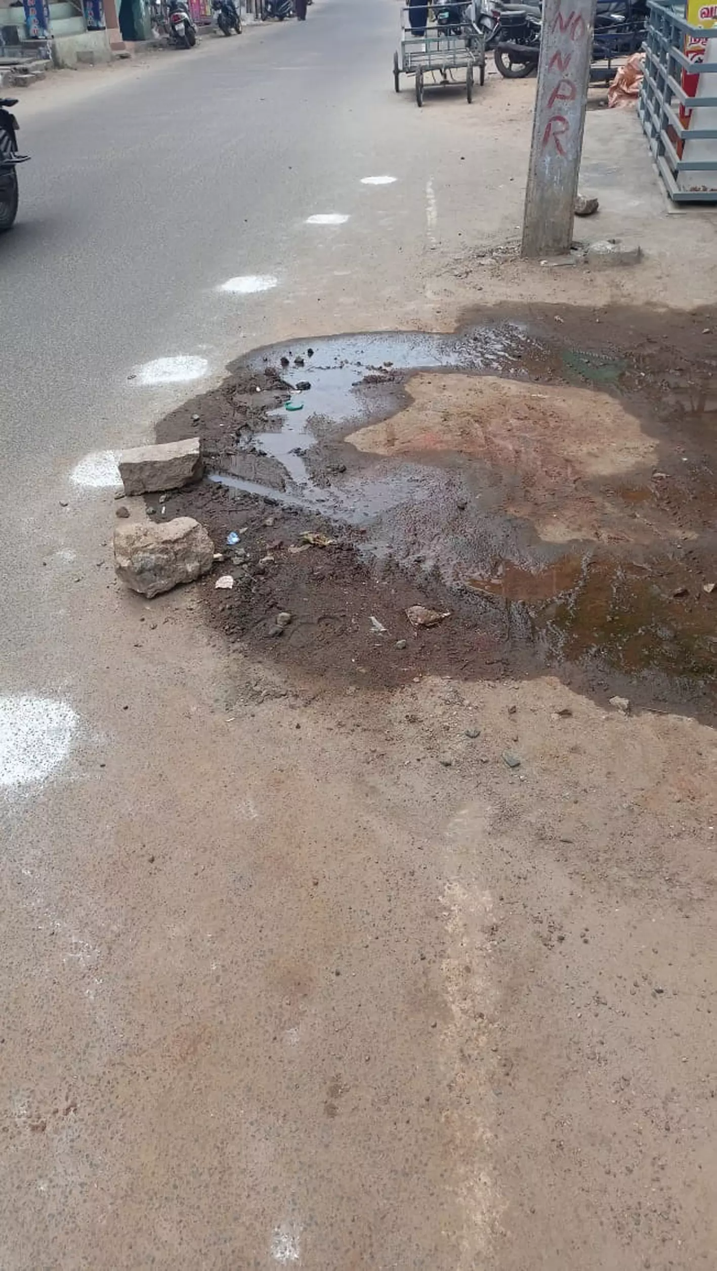 குழாய் உடைப்பால் வீணாகும் குடிநீர்