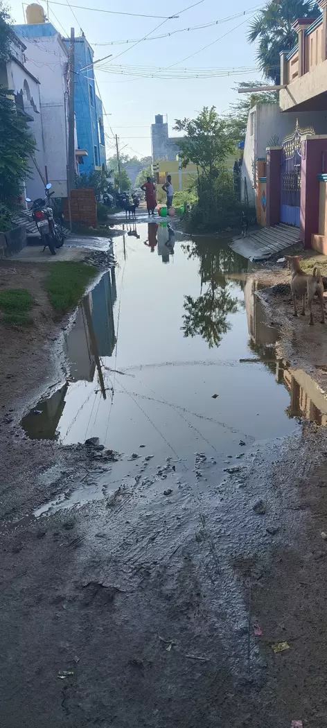 குளம்போல் தேங்கும் மழைநீர் குளம்போல் தேங்கும் மழைநீர்