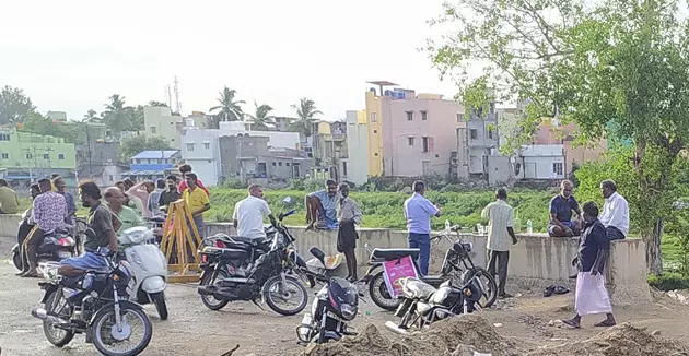 திறந்த வெளியில் மதுபானம் குடிக்கும் அவலம் திறந்த வெளியில் மதுபானம் குடிக்கும் அவலம்