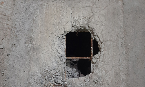 உடைந்த கழிவநீர் தொட்டியின் மூடி உடைந்த கழிவநீர் தொட்டியின் மூடி