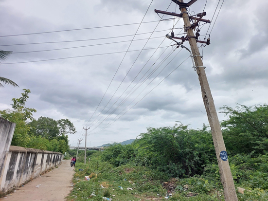 சாய்வாக இருக்கும் மின்கம்பம் சாய்வாக இருக்கும் மின்கம்பம்