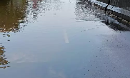 அரசு பள்ளி அருகே தேங்கும் மழைநீர் அரசு பள்ளி அருகே தேங்கும் மழைநீர்