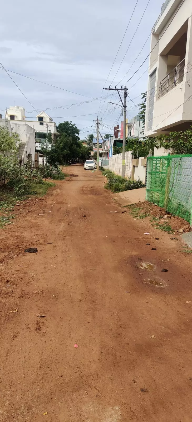 மண் சாலையால் மக்கள் அவதி மண் சாலையால் மக்கள் அவதி