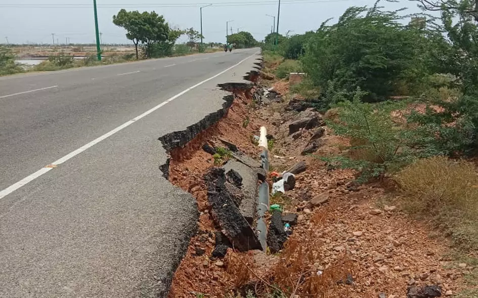 சாலையில் அரிப்பு சரிசெய்யப்படுமா? சாலையில் அரிப்பு சரிசெய்யப்படுமா?