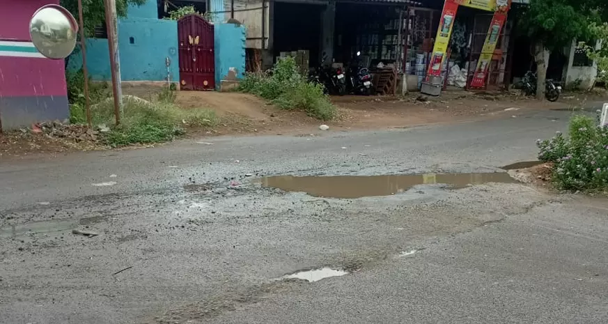 சாலையில் ராட்சத பள்ளம்
