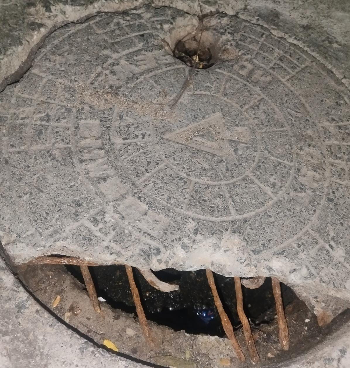 கழிவுநீர் கால்வாய் மூடிசேதம்