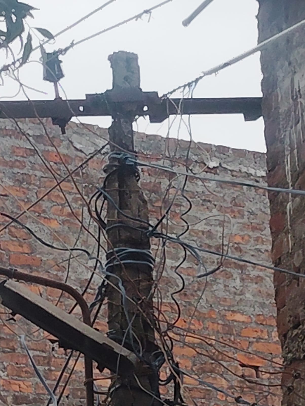 ஆபத்தான மின்கம்பம்