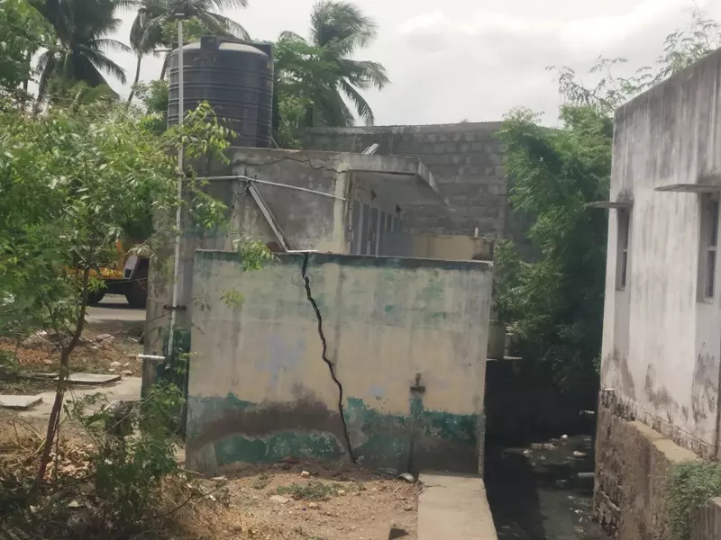 ஆபத்தான கழிப்பிட கட்டிடம்