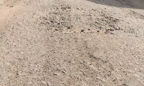 குண்டும், குழியுமான சாலை