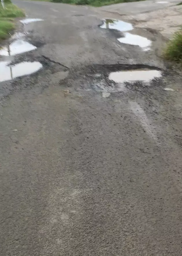 சாலையை சீரமைக்க வேண்டும் சாலையை சீரமைக்க வேண்டும்