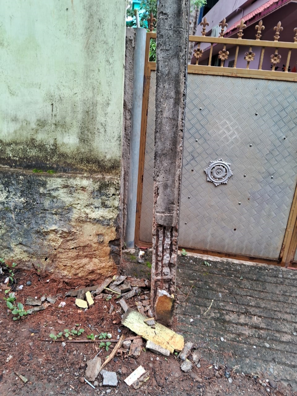 சேதமடைந்த மின்கம்பம்