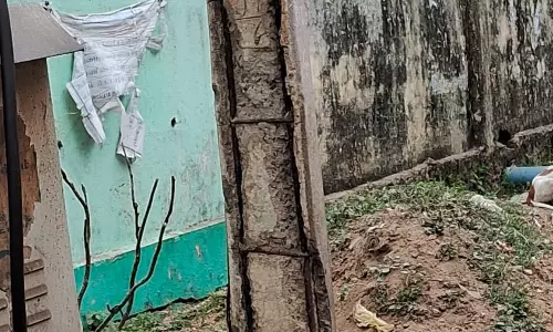 சேதமடைந்த மின்கம்பம் சேதமடைந்த மின்கம்பம்