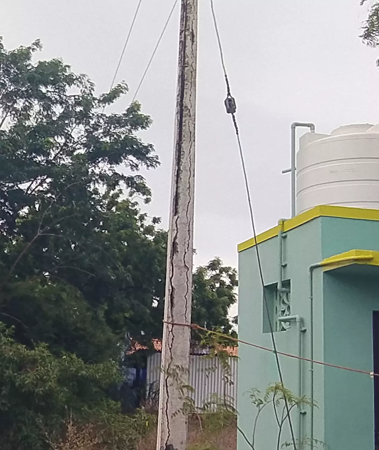 ஆபத்தான மின்கம்பம் ஆபத்தான மின்கம்பம்