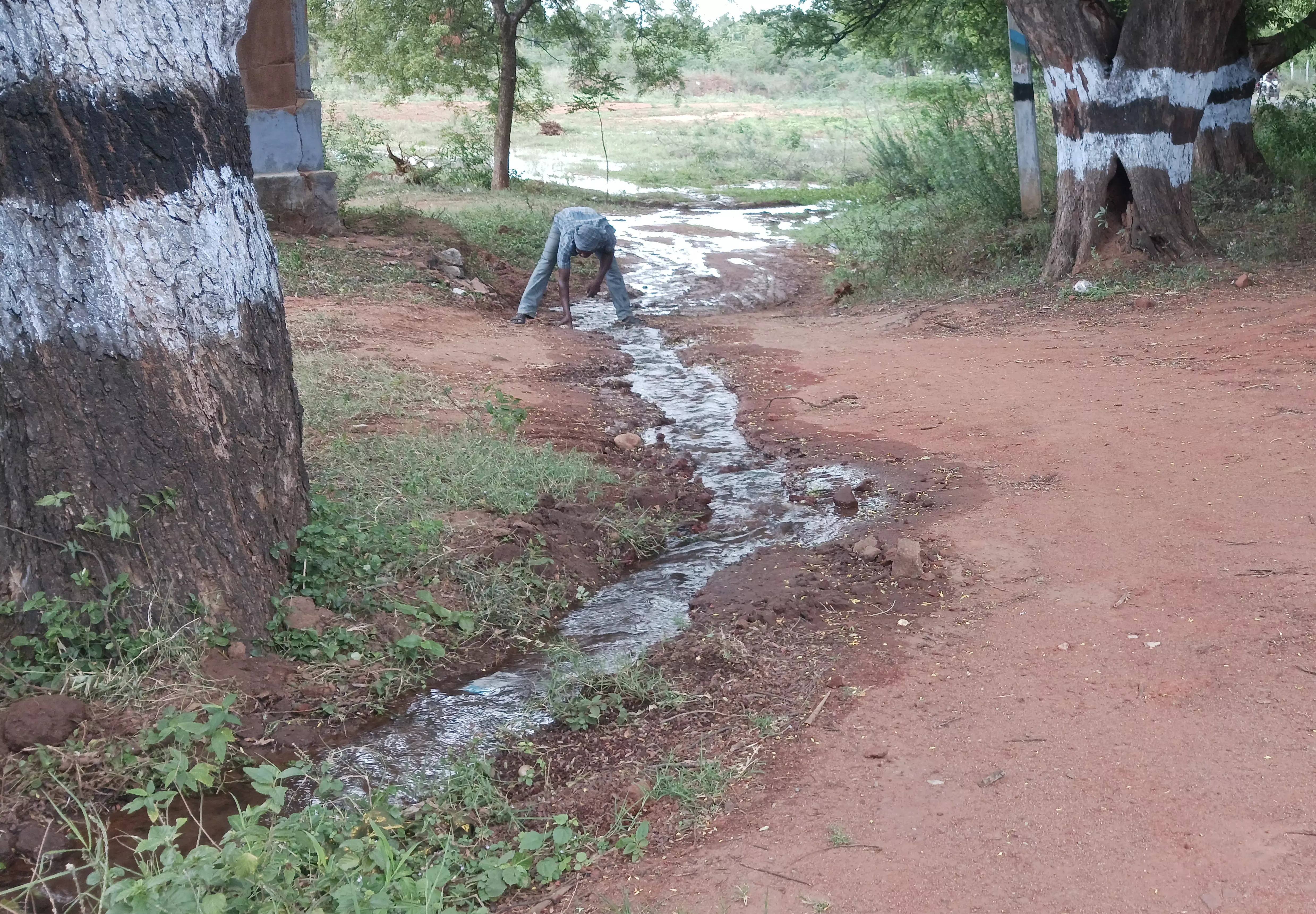 குழாய் உடைப்பால் வீணாகும் குடிநீர்