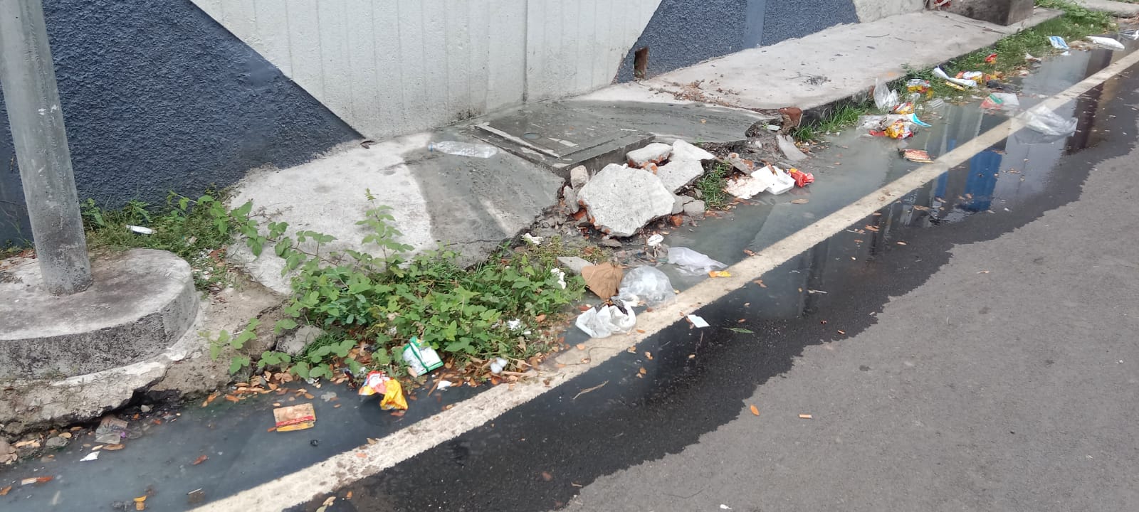 ஆறுபோல் ஓடும் கழிவுநீர்