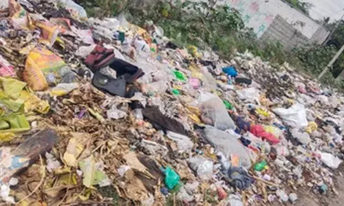 சாலையோரம் குவிந்து கிடக்கும் குப்பைகள்