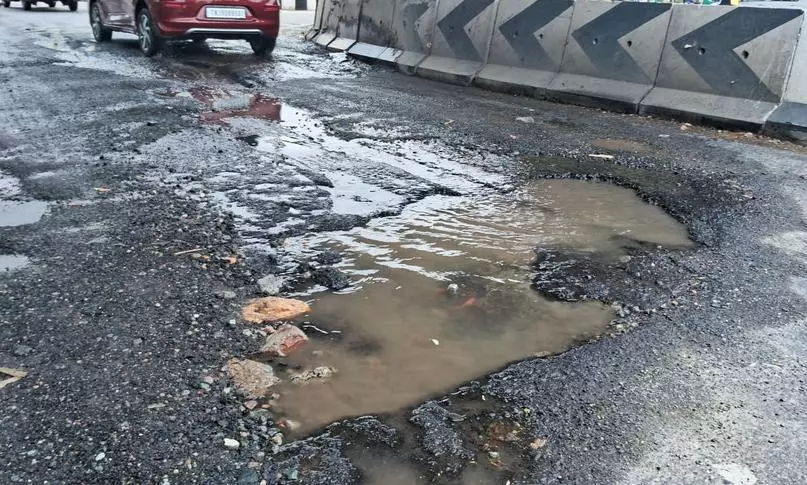 குழாய் உடைந்து வீணாகும் குடிநீர்