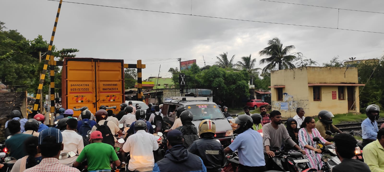 மேம்பாலம் வேண்டும்