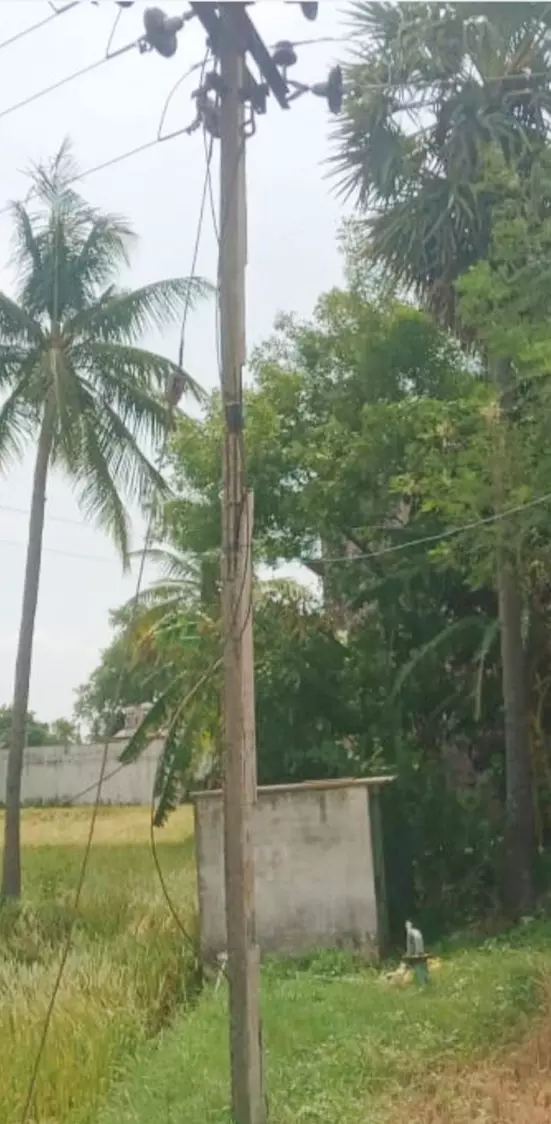 ஆபத்தான மின்கம்பம்