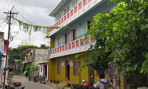 மின் வயர்களில் படர்ந்த கொடி