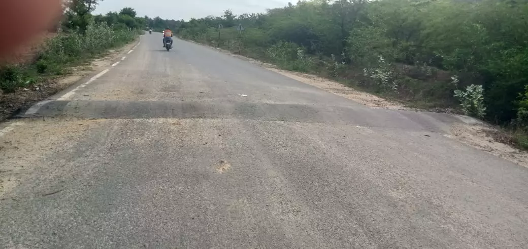 வர்ணம் பூசப்படாத வேகத்தடைகள் வர்ணம் பூசப்படாத வேகத்தடைகள்