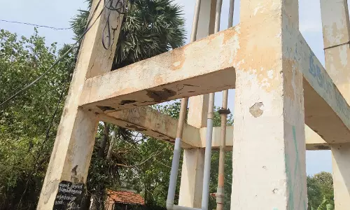 சிதிலமடைந்த நீர்த்தேக்க தொட்டி சிதிலமடைந்த நீர்த்தேக்க தொட்டி