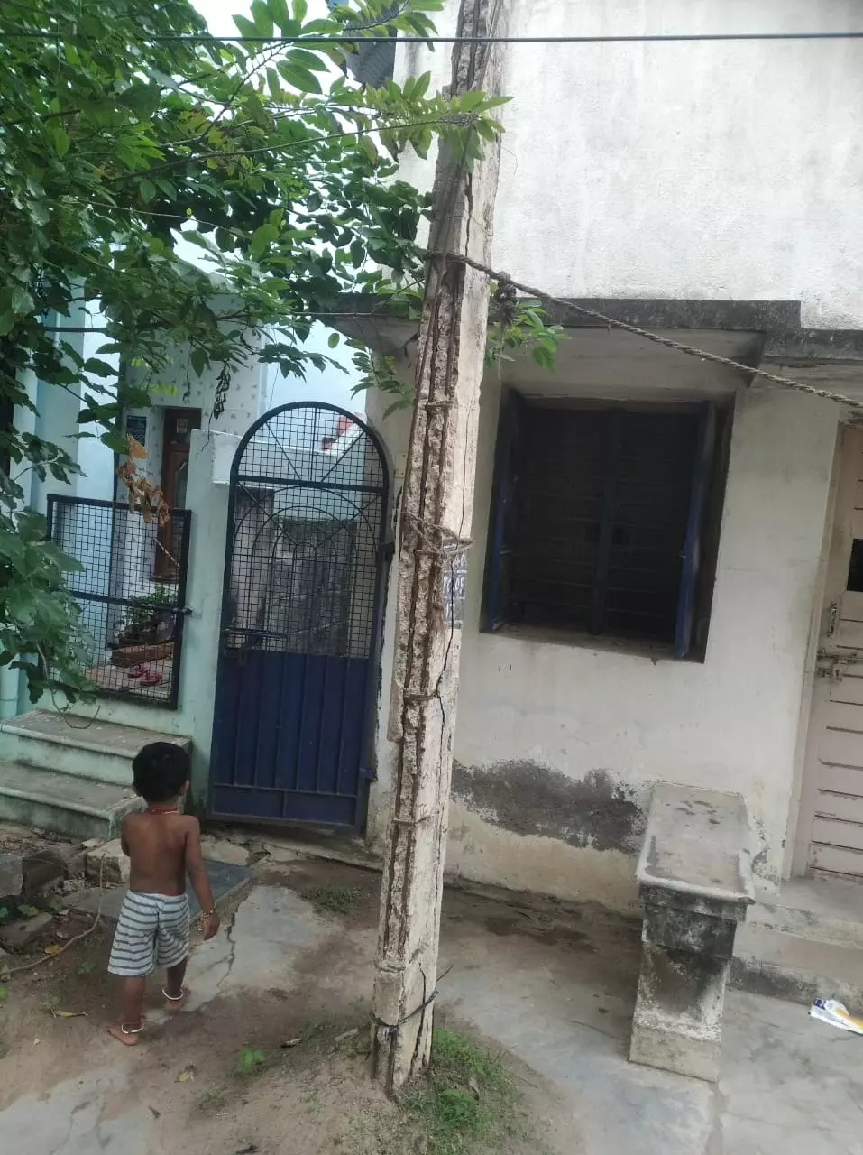 ஆபத்தான மின்கம்பம்