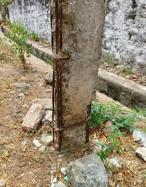 சிதிலமடைந்த மின்கம்பம்