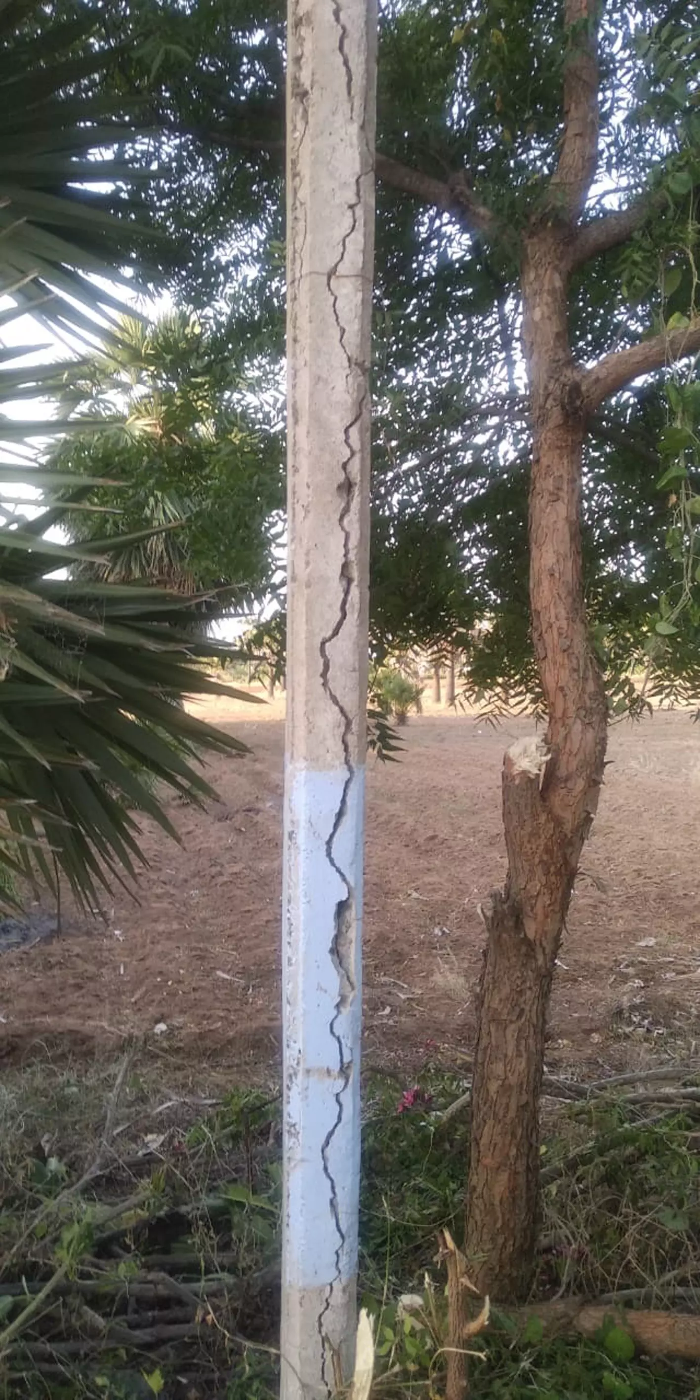 சேதமடைந்த மின்கம்பம் சேதமடைந்த மின்கம்பம்