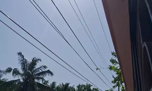 மின்கம்பிகளால் பொதுமக்கள் அச்சம்