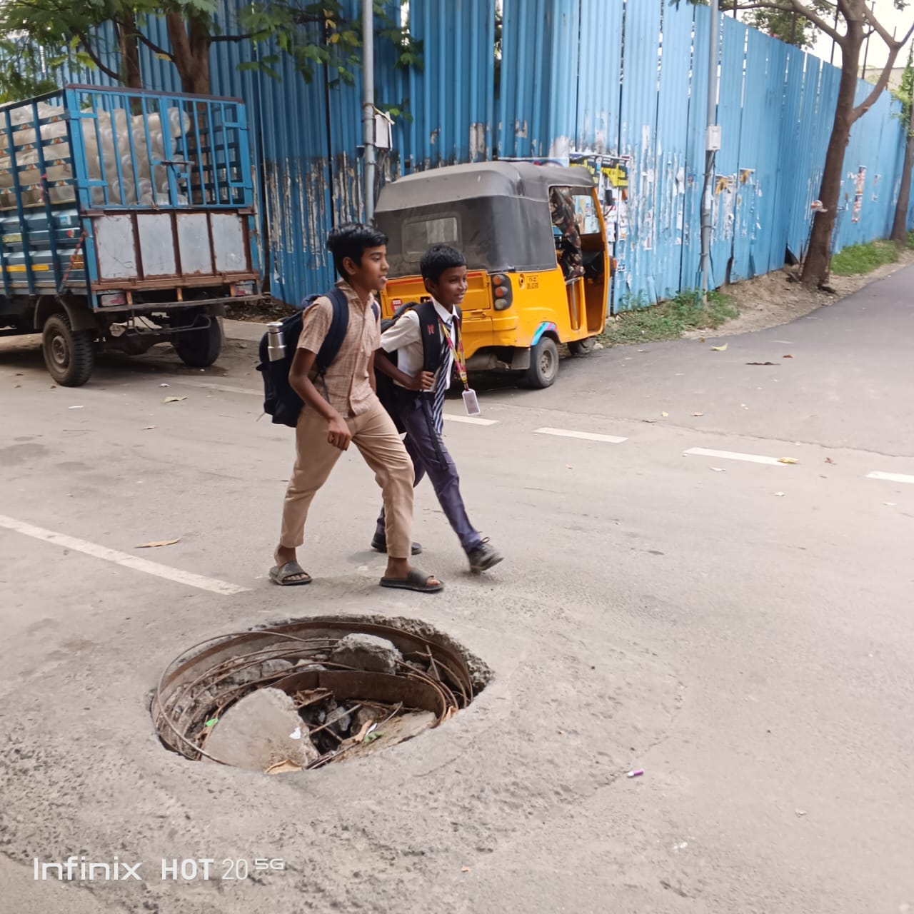 ஆபத்தான கழிவுநீர் கால்வாய் மூடி