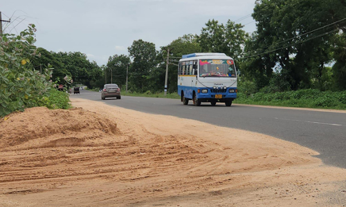 சாலையோரம் மண் குவியல் சாலையோரம் மண் குவியல்