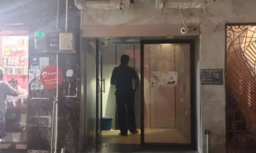 மின்விளக்கு எரியாத ஏ.டி.எம். மையம் மின்விளக்கு எரியாத ஏ.டி.எம். மையம்