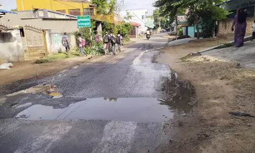 குண்டும் குழியுமான சாலை குண்டும் குழியுமான சாலை